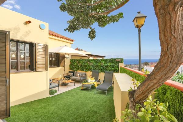 Elegant Coastal Retreat With Private Terrace & Pool Access - Castillo Caleta de Fuste