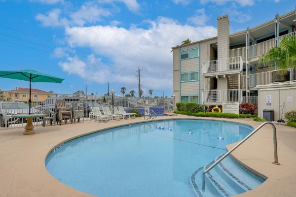 Steps To Sand: Beachfront Spi Condo W/ Balcony - Texas