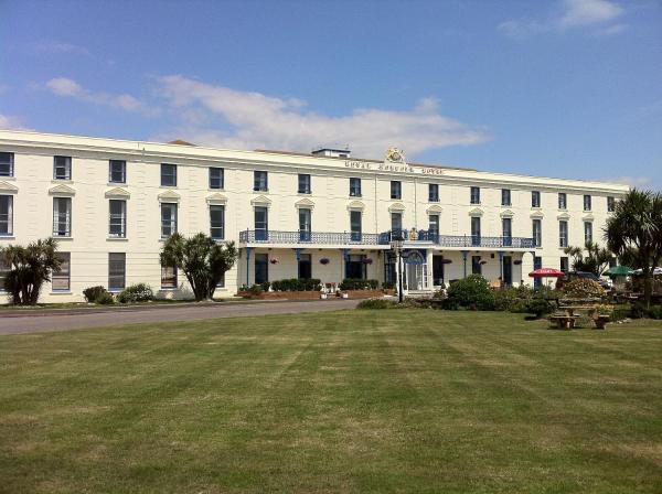 Na fotografii je vidět objekt Royal Norfolk Hotel nacházející se ve městě Bognor Regis.