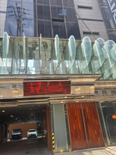 A la foto es mostra l'objecte The Ace Hotel situat a la ciutat de Seül.