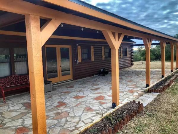 Peaceful And Pet Friendly Log Cabin Near Medina Lake, Perfect For A Texas Hill Country Getaway - Medina Lake, TX