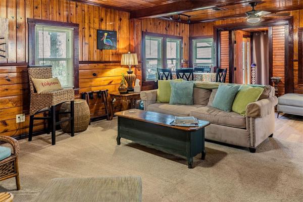 Vintage-inspired Haven With Bright Interiors & Relaxing Outdoor Spaces In Bacliff, Texas - Kemah, TX