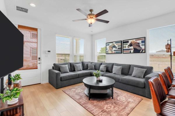 Cowboy Casa Near Downtown - New Braunfels, TX