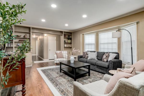 Spacious Overland Park Home Walk To Dining 20 Min To Stadium - Kansas City, MO