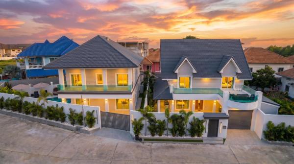 New 2024 - Two Villa Compound - 9br - Two Pools - Pattaya City