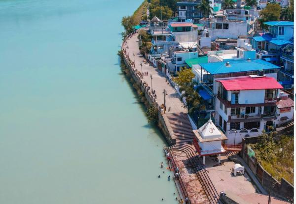 A la foto es mostra l'objecte hotel tripta ganga situat a la ciutat de Rishīkesh.