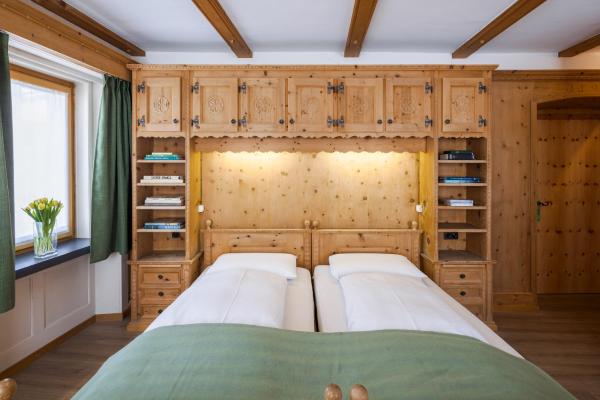 Op de foto is het object Hotel Alpina te zien, gelegen in de stad Susch.