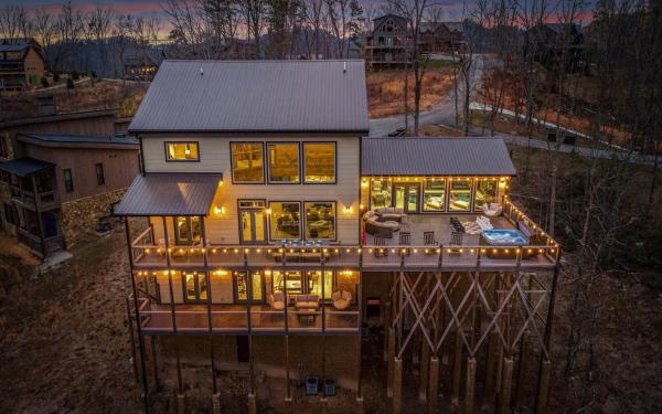 Enjoy Smoky Mountain Views With Heated Indoor Pool, Hot Tub, Firepit, Game & Movie Rooms - Pigeon Forge, TN