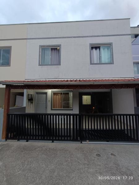 Casa Com Tres Quartos E Garagem - Brusque