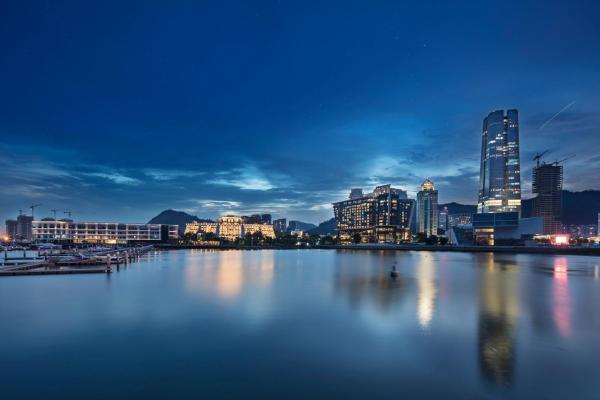 写真には深セン市市にあるHilton Shenzhen Shekou Nanhaiが写っています。