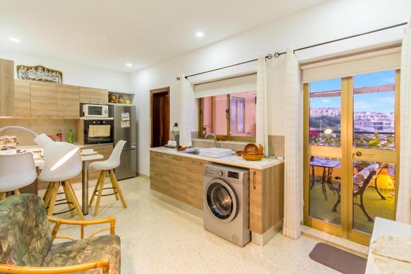 Sunny Maltese townhouse Madonnina Kalkara - Happy Rentals