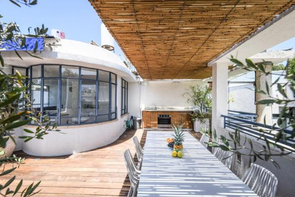 Spacious 3BR Penthouse w Rooftop 7 min from Beach, Tel Aviv