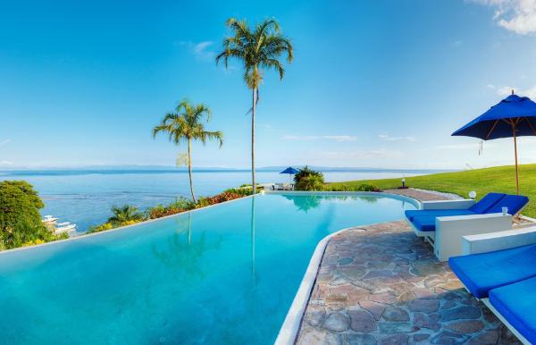 写真にはマテイ市にあるTaveuni Island Resort & Spaが写っています。