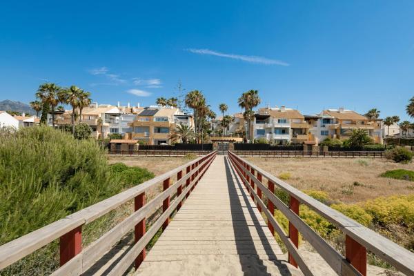 Beachfront 2 Bd Apartment & Private Garden - Marbella