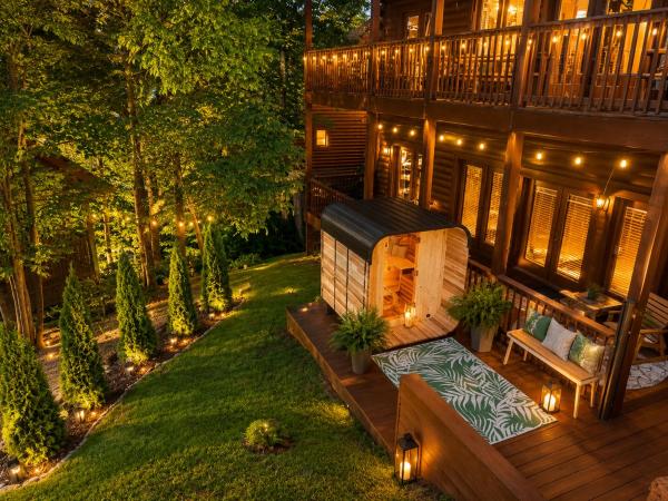 Sleeps 34! Games, Hot Tub, Pool, Minutes To It All - Pigeon Forge, TN