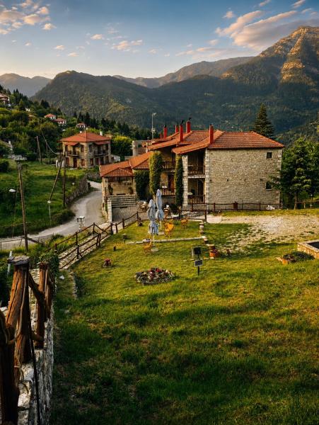 På billedet ses objektet Village Inn beliggende i byen Áno Khóra.