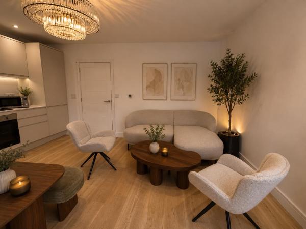 Brand New! Stunning 3 Bedroom Apartment,sleep 8 - Harrow