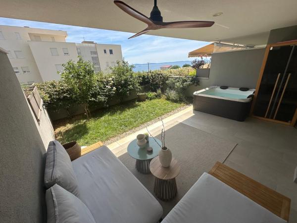 På billedet ses objektet Žnjan beachfront luxury beautiful new apartment with garden jacuzzi and sauna beliggende i byen Split.