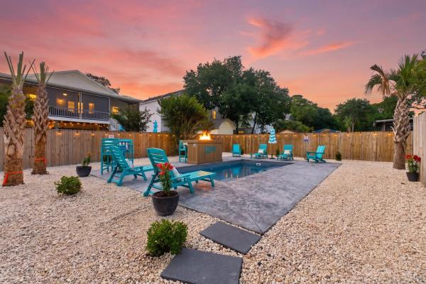 Oak Island Lux Cottage Fenced Yardpool Coming - Oak Island, NC
