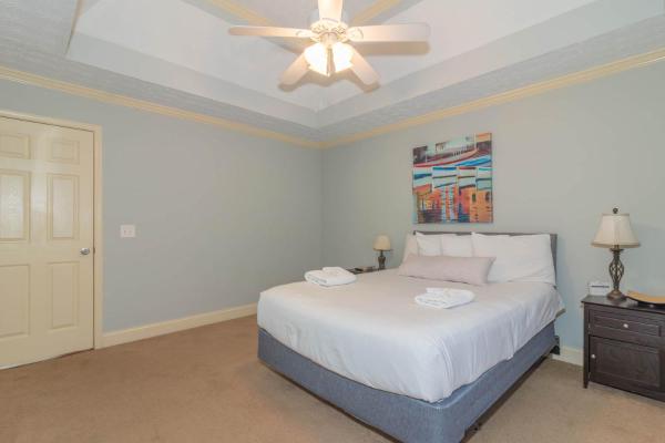 Creekside Stay Near Fort Benning Sleeps 12 - 콜럼버스