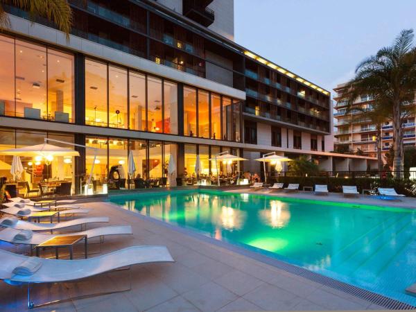 Na fotografii je vidět objekt Novotel Monte-Carlo nacházející se ve městě Monte Carlo.