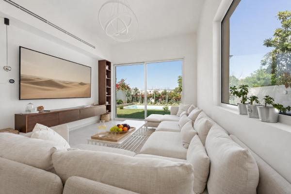 A la foto es mostra l'objecte Elegant lakeside villa with a private pool situat a la ciutat de Dubai.