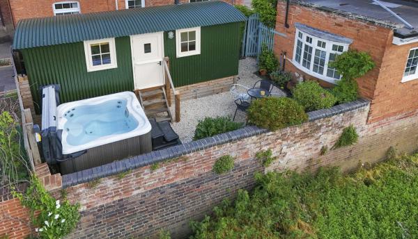 Riverside Shepherd’s Hut With Hot Tub - Tewkesbury