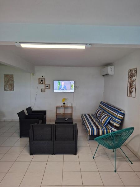 Cozy & Air-conditioned Independent 1-bedroom Apartment With Terrace - Martinique