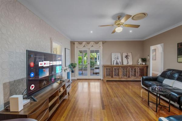 Elegant Vintage Home Fireplace And Spacious Living - Springwood