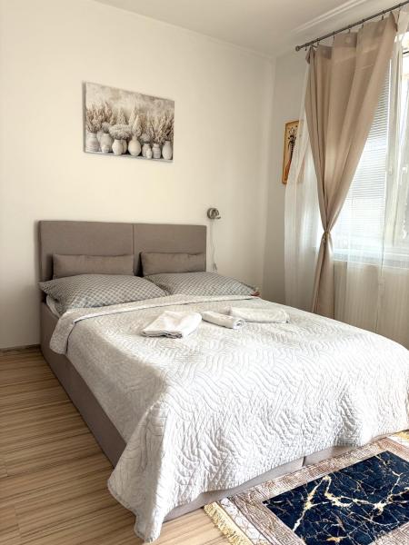 Foto 1: Chic & Cozy Beige Studio