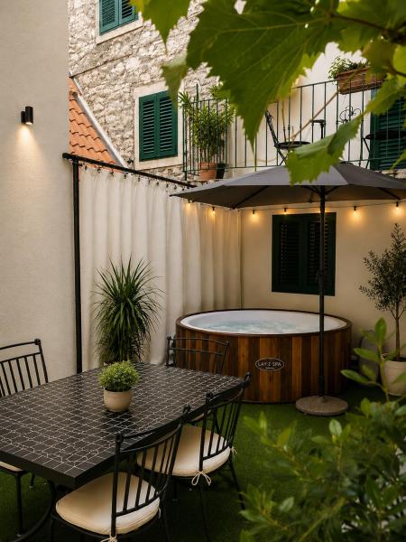 En la foto se muestra el objeto Quiet Oasis in the Heart of Old Town- two kitchen,3bath ubicado en la ciudad de Split.