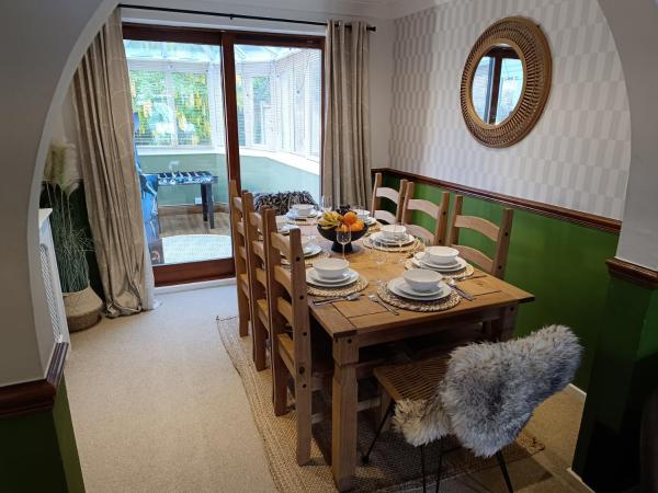 Sleeps 8-10 Cotswold Home With Hot Tub & Parking - Tewkesbury