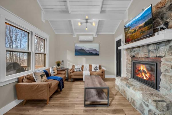 Na zdjęciu widoczny jest obiekt Bluebeary Bungalow położony w mieście Beech Mountain.