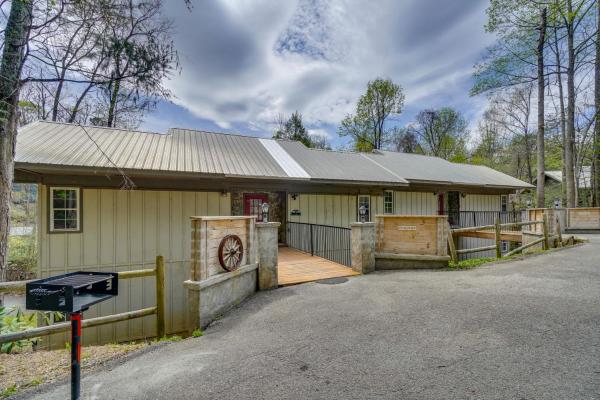 2-unit Combo W/ Hot Tubs - Explore Gatlinburg! - Gatlinburg, TN