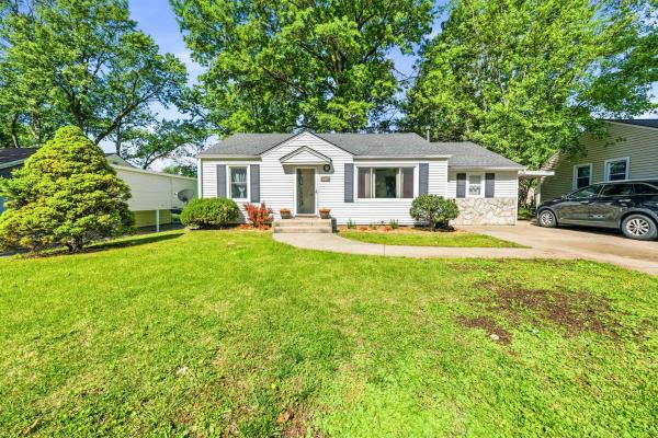 Charming 3br Home W Spacious Backyard - Overland Park, KS