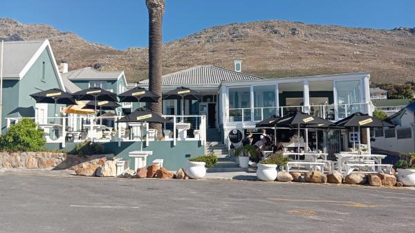 Op de foto is het object Boulders Beach Hotel, Cafe and Curio shop te zien, gelegen in de stad Murdoch Valley.