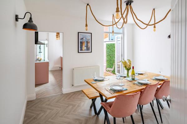 Swift Host - The Pink House - Gorleston - Seaside - Parking - Garden - Pet Friendly - 그레이트야머스