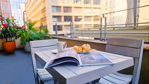 A la foto es mostra l'objecte Apto con terraza privada junto al Bulevar del Río y Calle del Sabor situat a la ciutat de Cali.