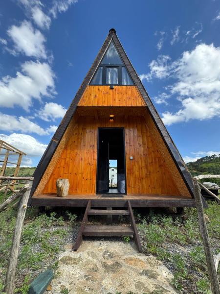 A la foto es mostra l'objecte Cozy Lakefront Cabin - Myselim situat a la ciutat de Shkodër.