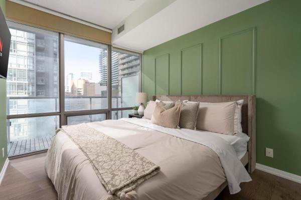 Na zdjęciu widoczny jest obiekt Large 2BR on Bay Street 4 Beds with Balcony położony w mieście Toronto.