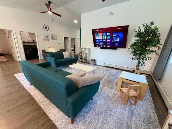 Modern Spacious 5bd King Bed Deck Near Airport - Fairbanks, AK