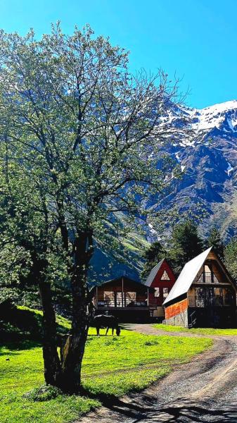 A la foto es mostra l'objecte Elia Hut Kazbegi situat a la ciutat de Kazbegi.
