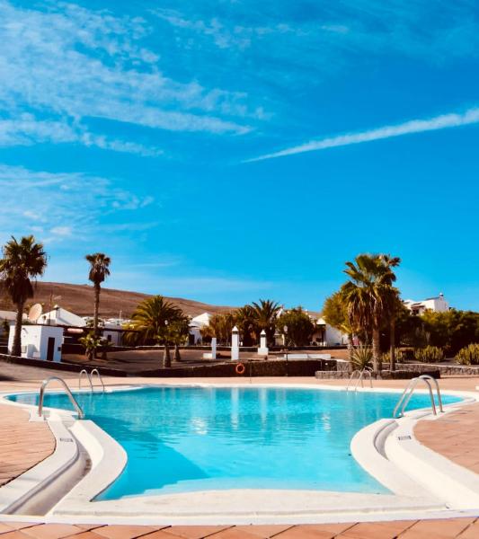 Cosy Villa Alegranza 105, Communal Pool, Private Garden - Playa Blanca
