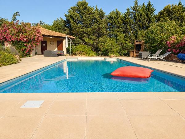 Hélios, Piscine Et Grands Espaces - Cotignac