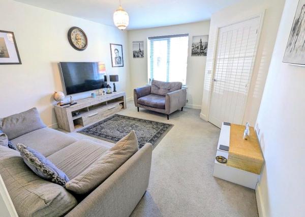 2 Bed, 2 Shower, Private Parking, Modern Home - Nantwich