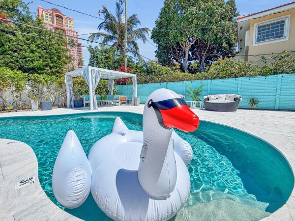 Designer Beach House With Heated Pool, Walk To Sand - Fort Lauderdale, FL