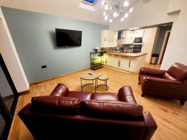 Modern 3-bed Family Haven With Free Parking - Huddersfield