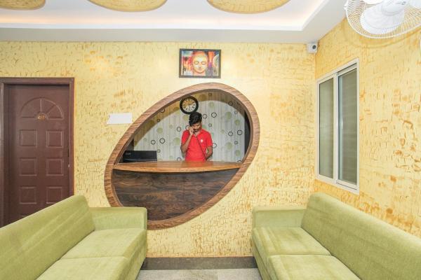 The photo shows the Collection O Royal Mac located in the city of Bengaluru.