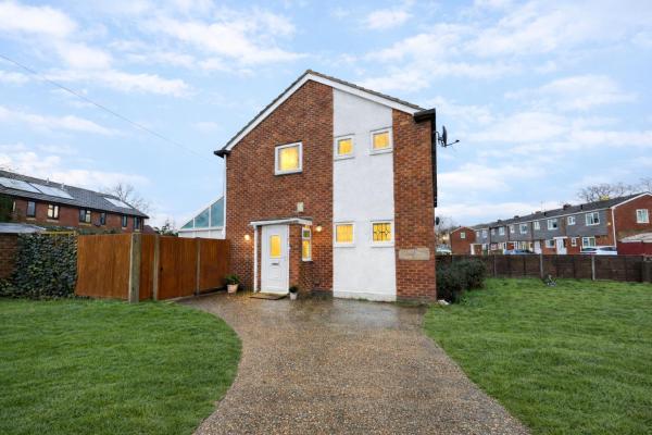 3 Bed Home, Parking For 3 & Close To M4 - Reading