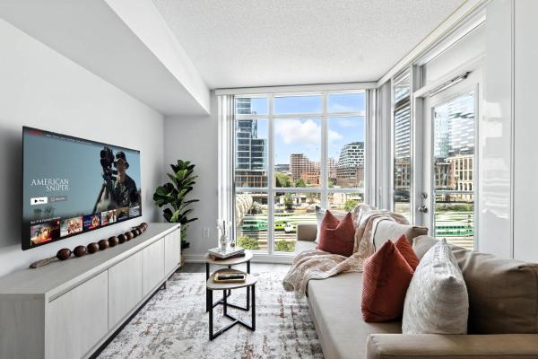 Sunlit 2br Condo By The Waterfront - Toronto